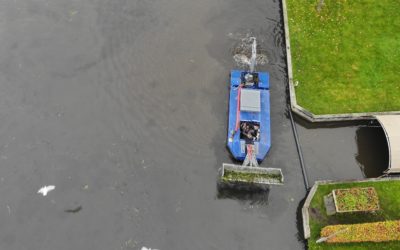 Bateau-râteau.fr lutte contre les plantes aquatiques exotiques au parc national Weerribben et à Blokzijl dans le cadre d’une démarche collaborative